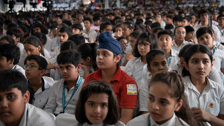 Некоторые из 2400 учеников из 84 школ во время встречи с Его Святейшеством Далай-ламой. Фото: Тензин Чойджор (офис ЕСДЛ).