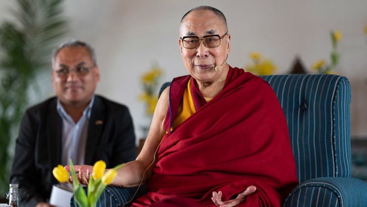 Его Святейшество Далай-лама дарует наставления группе примерно ста интеллектуалов, профессоров и дипломатов во время встречи в Нью-Дели. Фото: Тензин Чойджор (офис ЕСДЛ).
