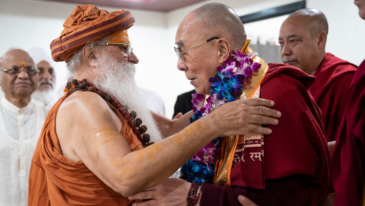 Его Святейшество Далай-лама и Свами Каршни Гурушарананда-джи Махарадж обмениваются приветствиями в ашраме Шри Удасина Каршни. Фото: Тензин Чойджор (офис ЕСДЛ).