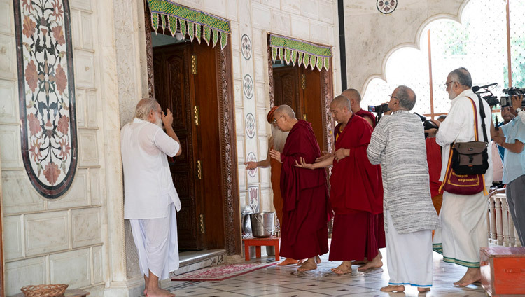 Его Святейшество Далай-лама молится в главном храме Кришны в ашраме Шри Удасина Каршни. Фото: Тензин Чойджор (офис ЕСДЛ).