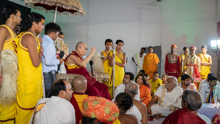 Его Святейшество Далай-лама обращается к собравшимся в ашраме Шри Удасина Каршни. Фото: Тензин Чойджор (офис ЕСДЛ).