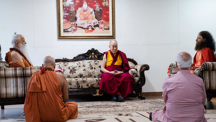 В начале второго дня визита в ашрам Шри Удасина Каршни, Его Святейшество Далай-лама проводит сессию медитации вместе со Свами Каршни Гурушаранандой-джи Махараджем, Свами Чиданандом Сарасвати и другими священнослужителями обители. Фото: Тензин Чойджор (офис ЕСДЛ).