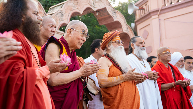 Его Святейшество Далай-лама принимает участие в ритуале аарти на берегах реки Ямуны. Фото: Тензин Чойджор (офис ЕСДЛ).