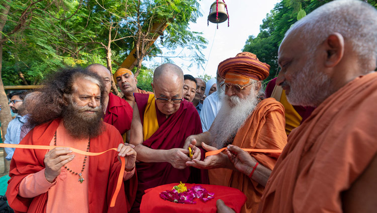 Его Святейшество Далай-лама принимает участие в торжественном открытии ворот в сад Будды на территории ашрама Шри Удасина Каршни. Фото: Тензин Чойджор (офис ЕСДЛ).