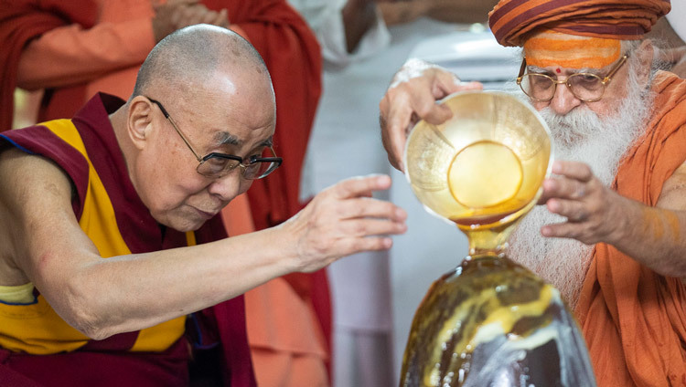 Его Святейшество Далай-лама и Свами Каршни Гурушарананда-джи Махарадж проводят ритуал рудра абхишека, омовение лингама Шивы. Фото: Тензин Чойджор (офис ЕСДЛ).