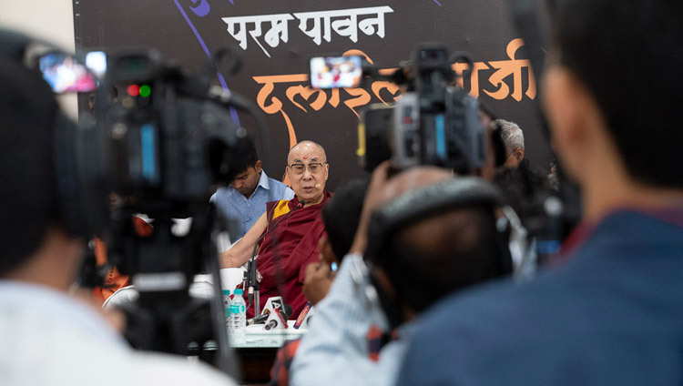 Его Святейшество Далай-лама отвечает на вопросы журналистов в ашраме Шри Удасина Каршни. Фото: Тензин Чойджор (офис ЕСДЛ).