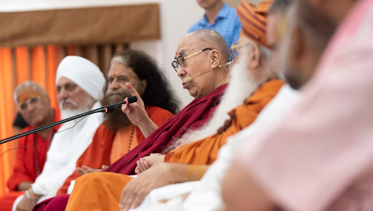 Его Святейшество Далай-лама беседует с членами ашрама Шри Удасина Каршни. Фото: Тензин Чойджор (офис ЕСДЛ).