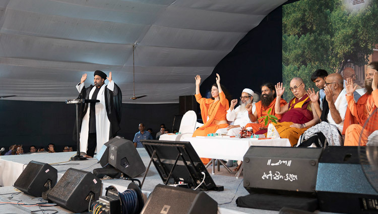 Представитель шиитской традиции ислама Маулана Кокаб Мухаррам выступает с обращением во время межрелигиозного диалога в ашраме Ганди. Фото: Тензин Чойджор (офис ЕСДЛ).