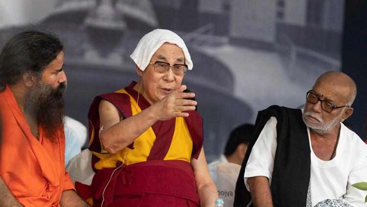 Баба Рамдев и Морари Бапу-джи слушают обращение Его Святейшества Далай-ламы во время межрелигиозного диалога в ашраме Ганди. Фото: Тензин Чойджор (офис ЕСДЛ).