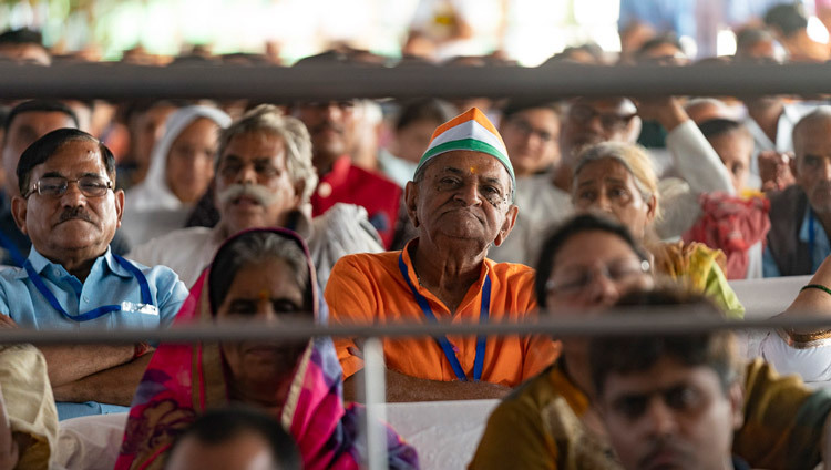 Слушатели во время выступления Его Святейшества Далай-ламы на межрелигиозном диалоге в ашраме Ганди. Фото: Тензин Чойджор (офис ЕСДЛ).