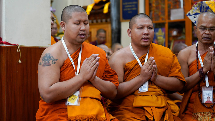 Тайские монахи читают Мангала-сутту на пали в начале первого дня учений Его Святейшества Далай-ламы, организованных по просьбе буддистов из Тайваня. Фото: дост. Тензин Джампхел.