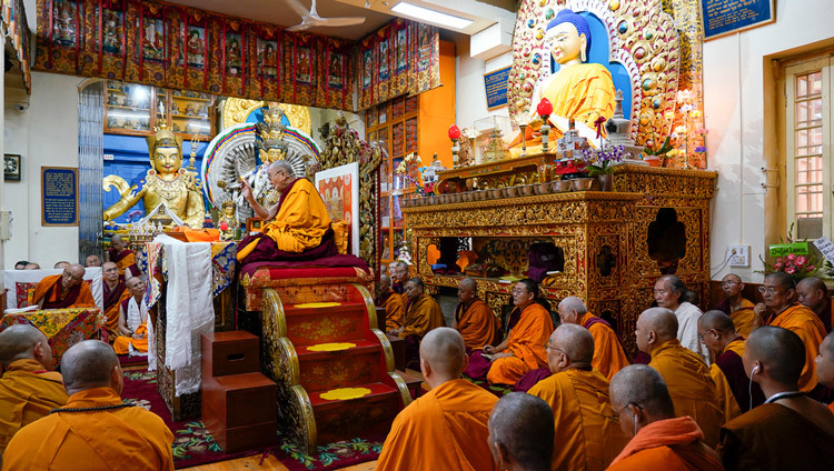 Его Святейшество Далай-лама обращается к собравшимся во время первого дня учений, организованных по просьбе буддистов из Тайваня. Фото: дост. Тензин Джампхел.