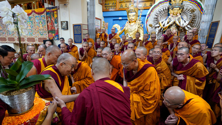 По прибытии в главный тибетский храм в начале второго дня учений Его Святейшество Далай-лама приветствует монахов из Тайваня. Фото: дост. Тензин Джампхел.