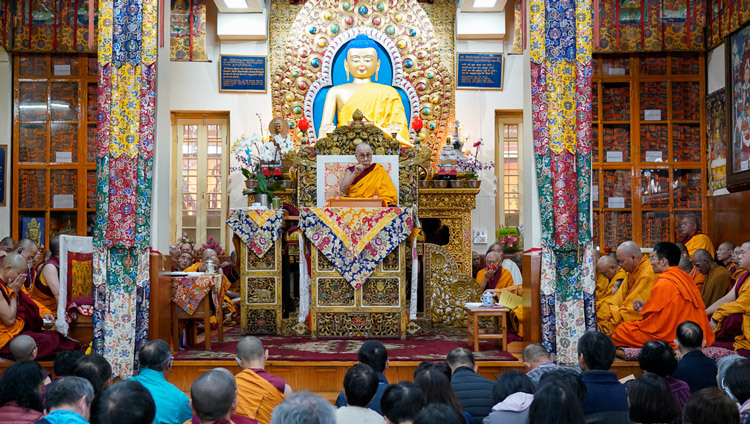 Его Святейшество Далай-лама обращается к собравшимся во время второго дня учений, организованных по просьбе буддистов из Тайваня. Фото: дост. Тензин Джампхел.