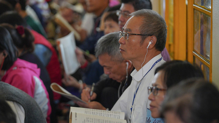 Некоторые из более чем 1100 буддистов из Тайваня во время второго дня учений Его Святейшества Далай-ламы. Фото: дост. Тензин Джампхел.