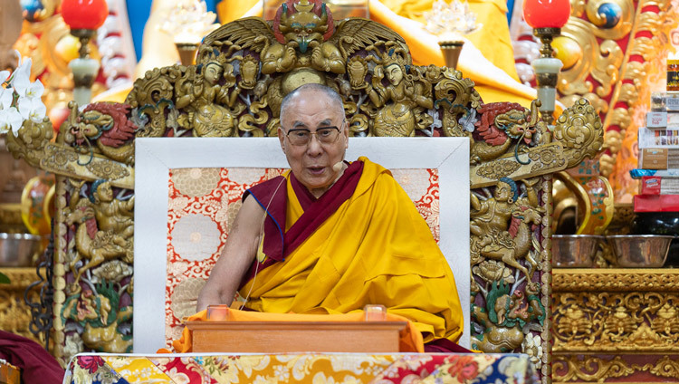 Его Святейшество Далай-лама обращается к собравшимся во время второго дня учений, организованных по просьбе буддистов из Тайваня. Фото: дост. Тензин Джампхел.
