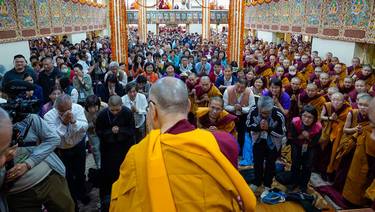 Его Святейшество Далай-лама прибывает в главный тибетский храм в начале заключительного дня учений по просьбе буддистов из Тайваня. Фото: дост. Тензин Джампхел.