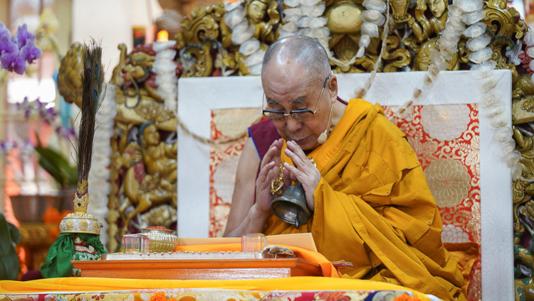 Его Святейшество Далай-лама завершает подготовительные церемонии для разрешения на практику Махамаюри. Фото: дост. Тензин Джампхел.