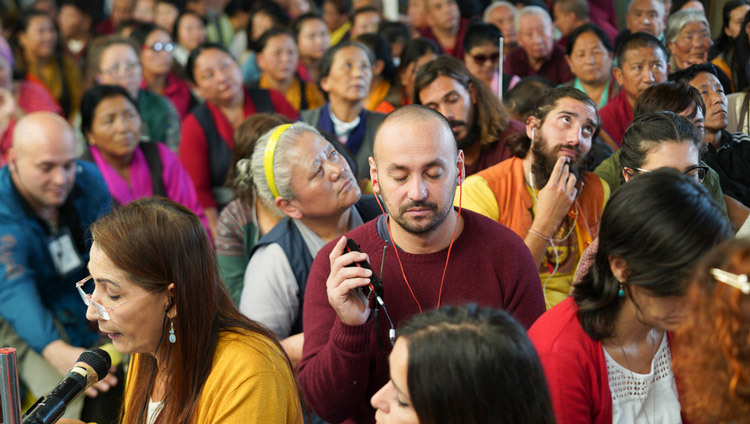 Паломники из более чем 61 страны слушают перевод учений Его Святейшества Далай-ламы в главном тибетском храме. Фото: дост. Тензин Джампхел.