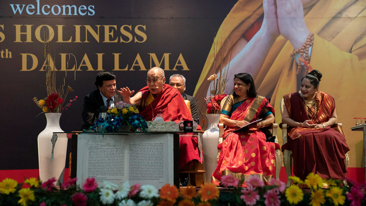 Его Святейшество Далай-лама выступает с обращением во время торжественного открытия 11-й Глобальной недели в университете Читкара. Фото: Тензин Чойджор (офис ЕСДЛ).