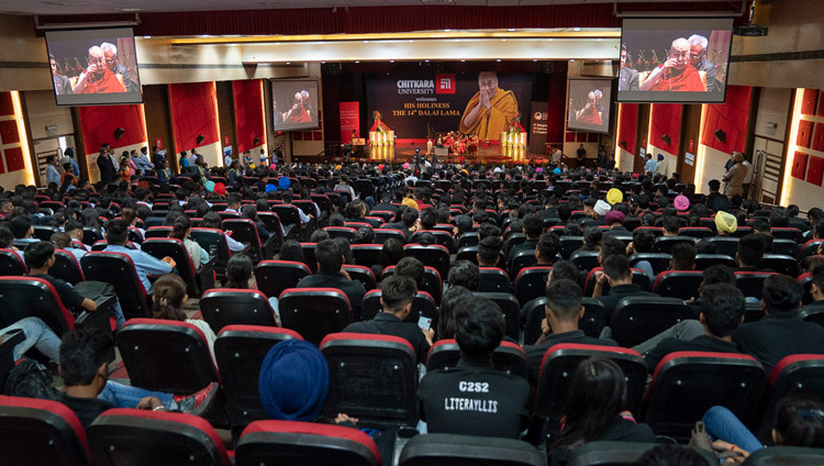 Вид на конференц-зал во время лекции Его Святейшества Далай-ламы о «Важности универсальной этики в образовании». Фото: Тензин Чойджор (офис ЕСДЛ).