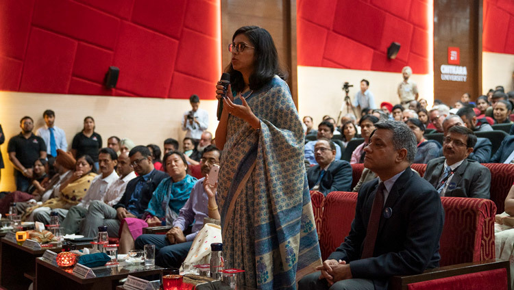 Одна из слушательниц задает вопрос Его Святейшеству Далай-ламе во время его лекции в ходе торжественного открытия 11-й Глобальной недели в университете Читкара. Фото: Тензин Чойджор (офис ЕСДЛ).