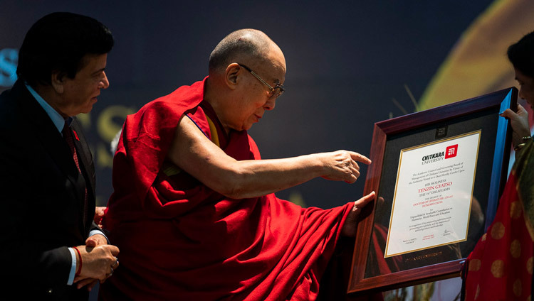 Его Святейшеству Далай-ламе вручают степень почетного доктора литературы университета Читкара. Фото: Тензин Чойджор (офис ЕСДЛ).