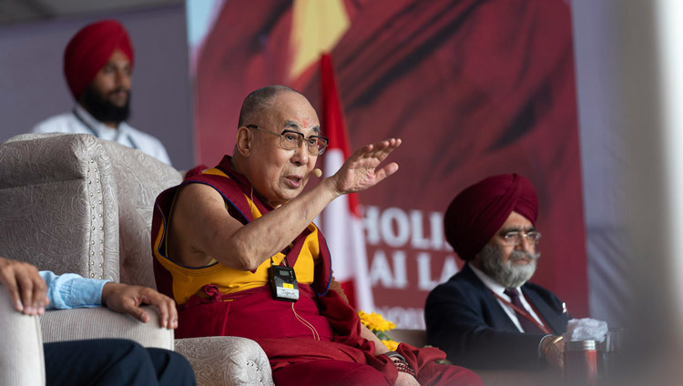 Его Святейшество Далай-лама обращается к собравшимся во время лекции в Чандигархском университете. Фото: Тензин Чойджор (офис ЕСДЛ).