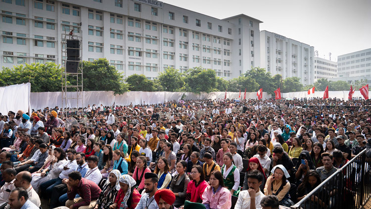 Во время лекции Его Святейшества Далай-ламы в Чандигархском университете, на которую собралось более 4000 человек. Фото: Тензин Чойджор (офис ЕСДЛ).