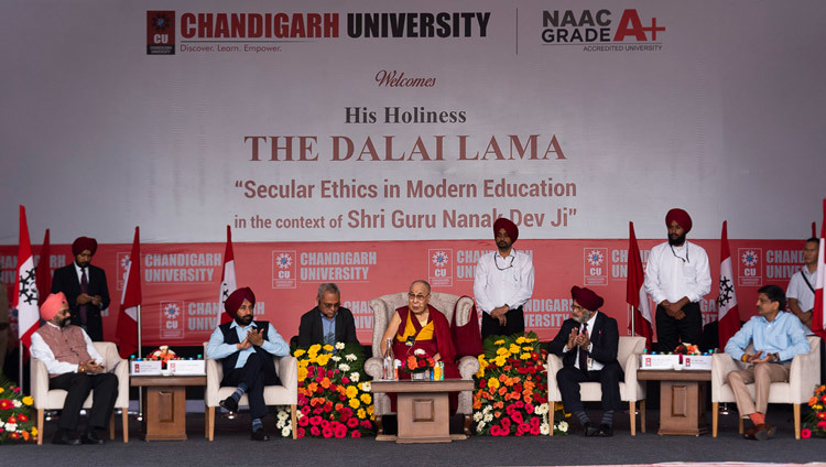 Его Святейшество Далай-лама читает лекцию о важности светской этики в современном образовании, организованную в Чандигархском университете по случаю празднования 550-й годовщины со дня рождения Гуру Нанака. Фото: Тензин Чойджор (офис ЕСДЛ).