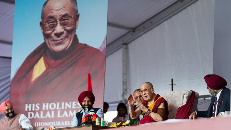 Его Святейшество Далай-лама читает лекцию в Чандигархском университете. Фото: Тензин Чойджор (офис ЕСДЛ).