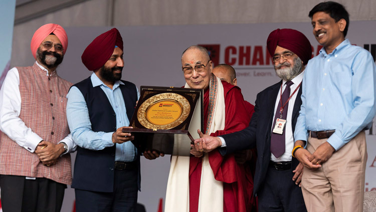 Его Святейшество Далай-лама держит премию за мировое лидерство, присужденную ему Чандигархским университетом. Фото: Тензин Чойджор (офис ЕСДЛ).