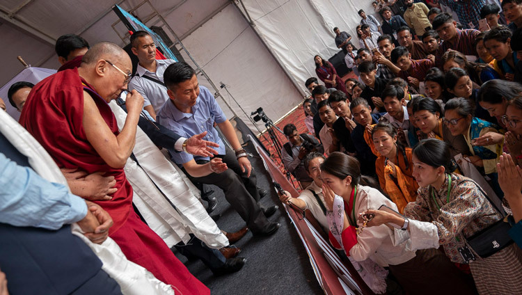 Перед тем как покинуть сцену по завершении лекции в Чандигархском университете, Его Святейшество Далай-лама говорит вдохновляющие слова студентам из Гималайского региона. Фото: Тензин Чойджор (офис ЕСДЛ).