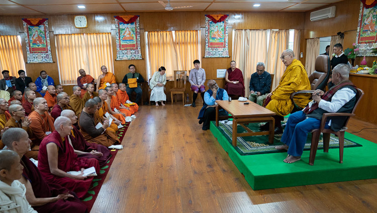 Его Святейшество Далай-лама беседует с членами международной ассоциации «Буддисты с активной гражданской позицией» в своей резиденции в Дхарамсале. Фото: Тензин Чойджор (офис ЕСДЛ).