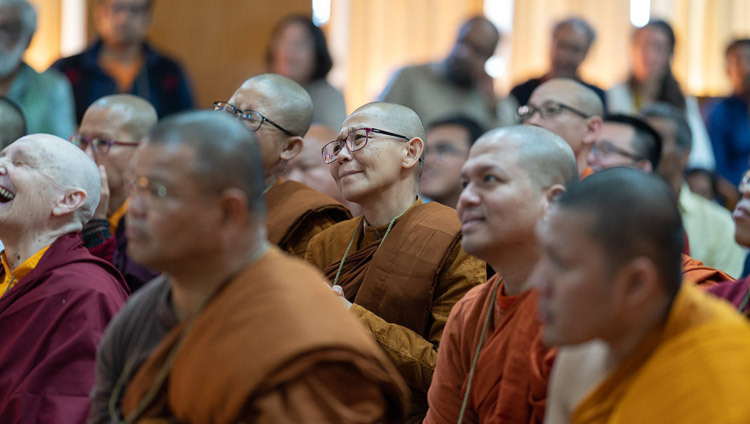 Члены международной ассоциации «Буддисты с активной гражданской позицией» слушают наставления Его Святейшества Далай-ламы. Фото: Тензин Чойджор (офис ЕСДЛ).