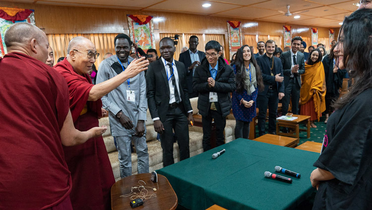 Его Святейшество Далай-лама приветствует юных лидеров из стран, охваченных конфликтами, по прибытии на встречу, организованную в его резиденции. Фото: Тензин Чойджор (офис ЕСДЛ).