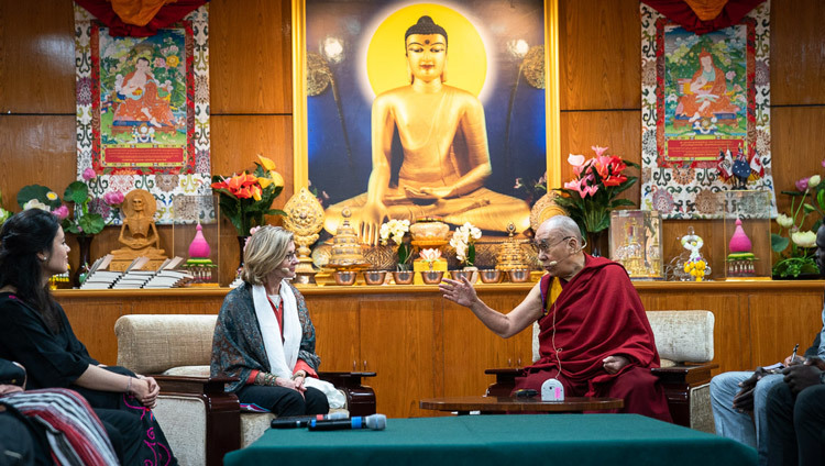 Его Святейшество Далай-лама объясняет свою точку зрения президенту Института мира США Нэнси Линдборг во время диалога с юными миротворцами. Фото: Тензин Чойджор (офис ЕСДЛ).