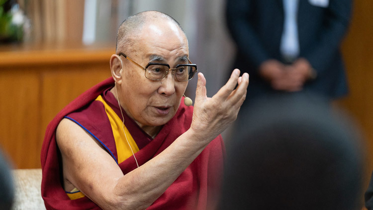 Его Святейшество Далай-лама дарует наставления юным миротворцам во время первого дня двухдневного диалога, организованного в его резиденции. Фото: Тензин Чойджор (офис ЕСДЛ).