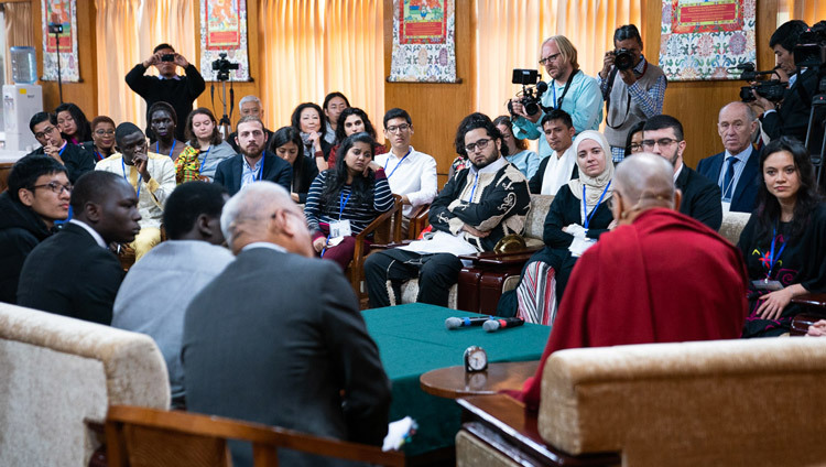 Его Святейшество Далай-лама и юные лидеры из 11 стран, охваченных конфликтами, беседуют о том, как достичь мира. Фото: Тензин Чойджор (офис ЕСДЛ).