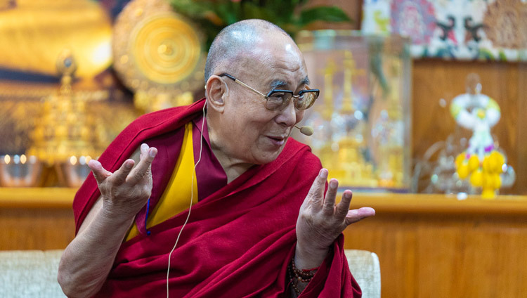 Его Святейшество Далай-лама отвечает на вопросы во время второго дня диалога с юными миротворцами из стран, охваченных конфликтами. Фото: Тензин Чойджор (офис ЕСДЛ).
