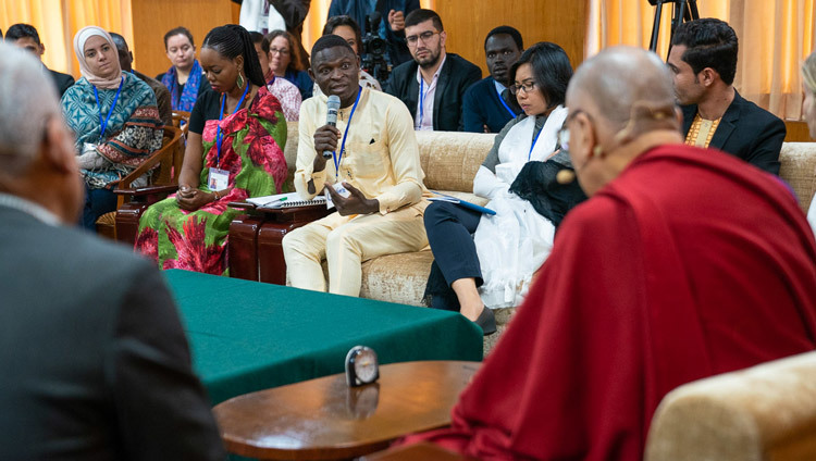Его Святейшество Далай-лама слушает вопрос во время второго дня диалога с юными миротворцами из стран, охваченных конфликтами. Фото: Тензин Чойджор (офис ЕСДЛ).