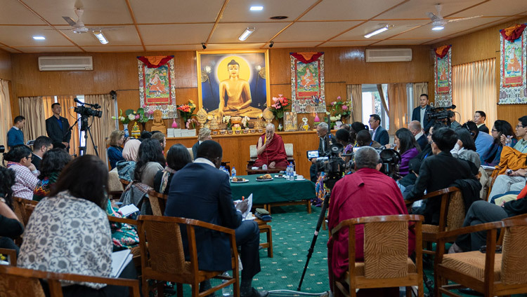 Вид на зал для аудиенций во время второго дня диалога Его Святейшества Далай-ламы с юными миротворцами из стран, охваченных конфликтами. Фото: Тензин Чойджор (офис ЕСДЛ).