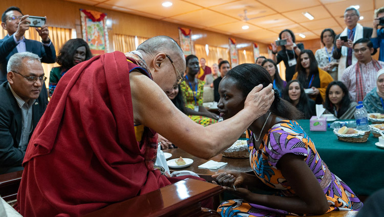 Его Святейшество Далай-лама благодарит молодую женщину за участие в диалоге с юными миротворцами, организованном Институтом мира США в его резиденции. Фото: Тензин Чойджор (офис ЕСДЛ).