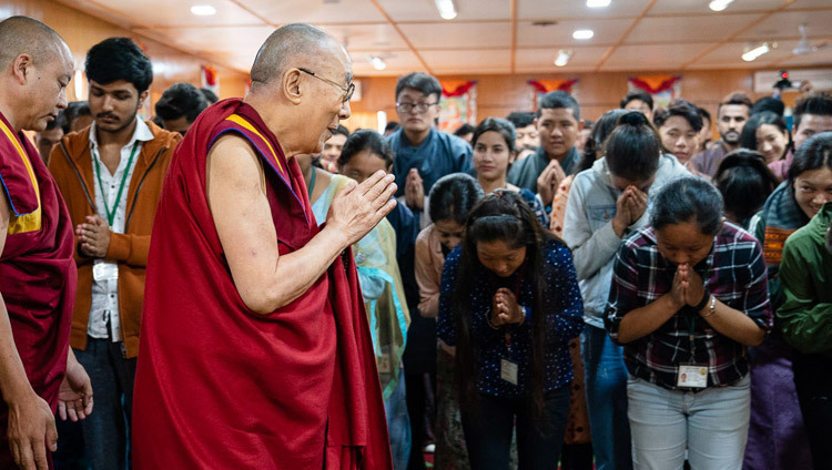 Его Святейшество Далай-лама приветствует студентов из университетов Северной Индии по прибытии на встречу, организованную в его резиденции. Фото: Тензин Чойджор (офис ЕСДЛ).