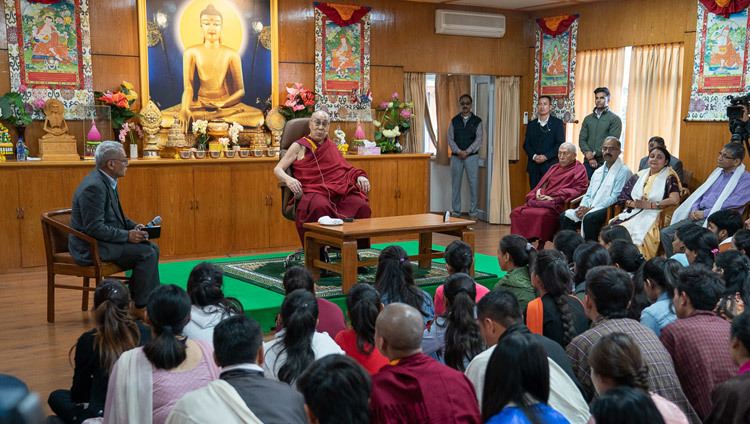 Его Святейшество Далай-лама дарует наставления студентам из университетов Северной Индии. Фото: Тензин Чойджор (офис ЕСДЛ).