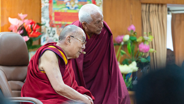 Досточтимый профессор Самдонг Ринпоче переводит для Его Святейшества Далай-ламы вопрос, заданный одним из студентов на хинди. Фото: Тензин Чойджор (офис ЕСДЛ).