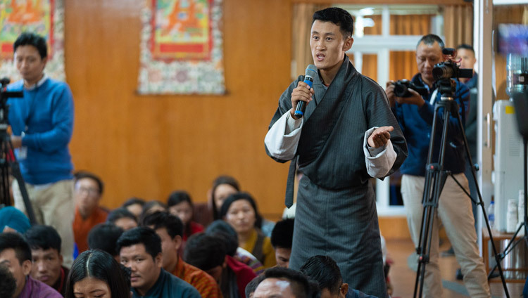 Один из студентов задает вопрос Его Святейшеству Далай-ламе. Фото: Тензин Чойджор (офис ЕСДЛ).
