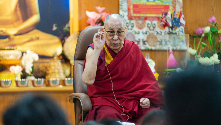 Его Святейшество Далай-лама отвечает на вопросы во время встречи со студентами из университетов Северной Индии. Фото: Тензин Чойджор (офис ЕСДЛ).