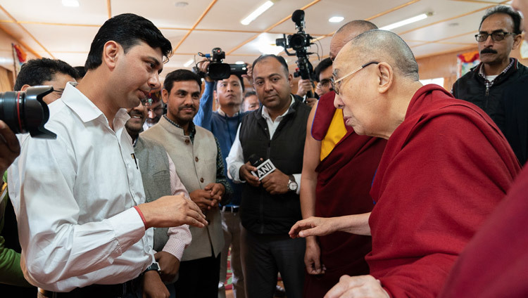 Его Святейшество Далай-лама отвечает на вопросы журналистов по завершении встречи со студентами из университетов Северной Индии. Фото: Тензин Чойджор (офис ЕСДЛ).