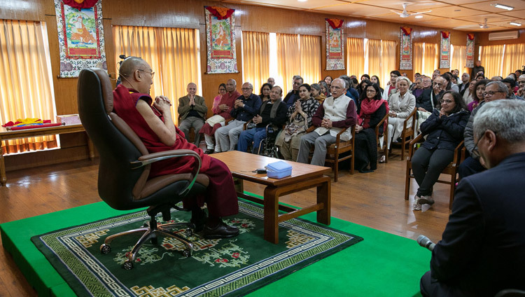 Его Святейшество Далай-лама беседует о светской этике с предпринимателями и выпускниками института управления. Фото: Тензин Чойджор (офис ЕСДЛ).